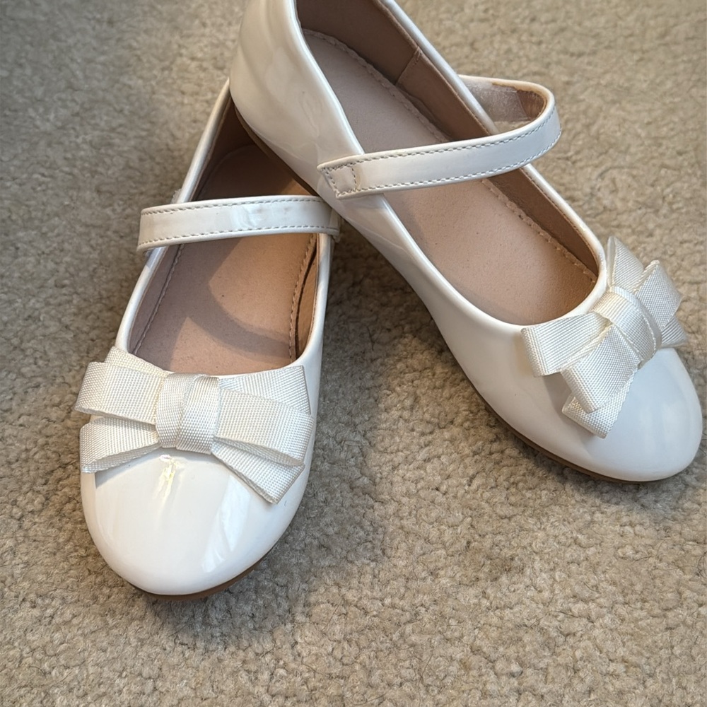 Elegant White Kids' Shoes with Bow